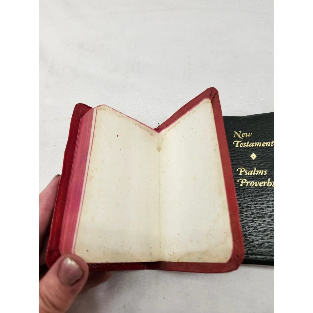 Lot of 2 Vintage 1968 Gideons New Testament Psalms Proverbs Pocket Bibles KJV